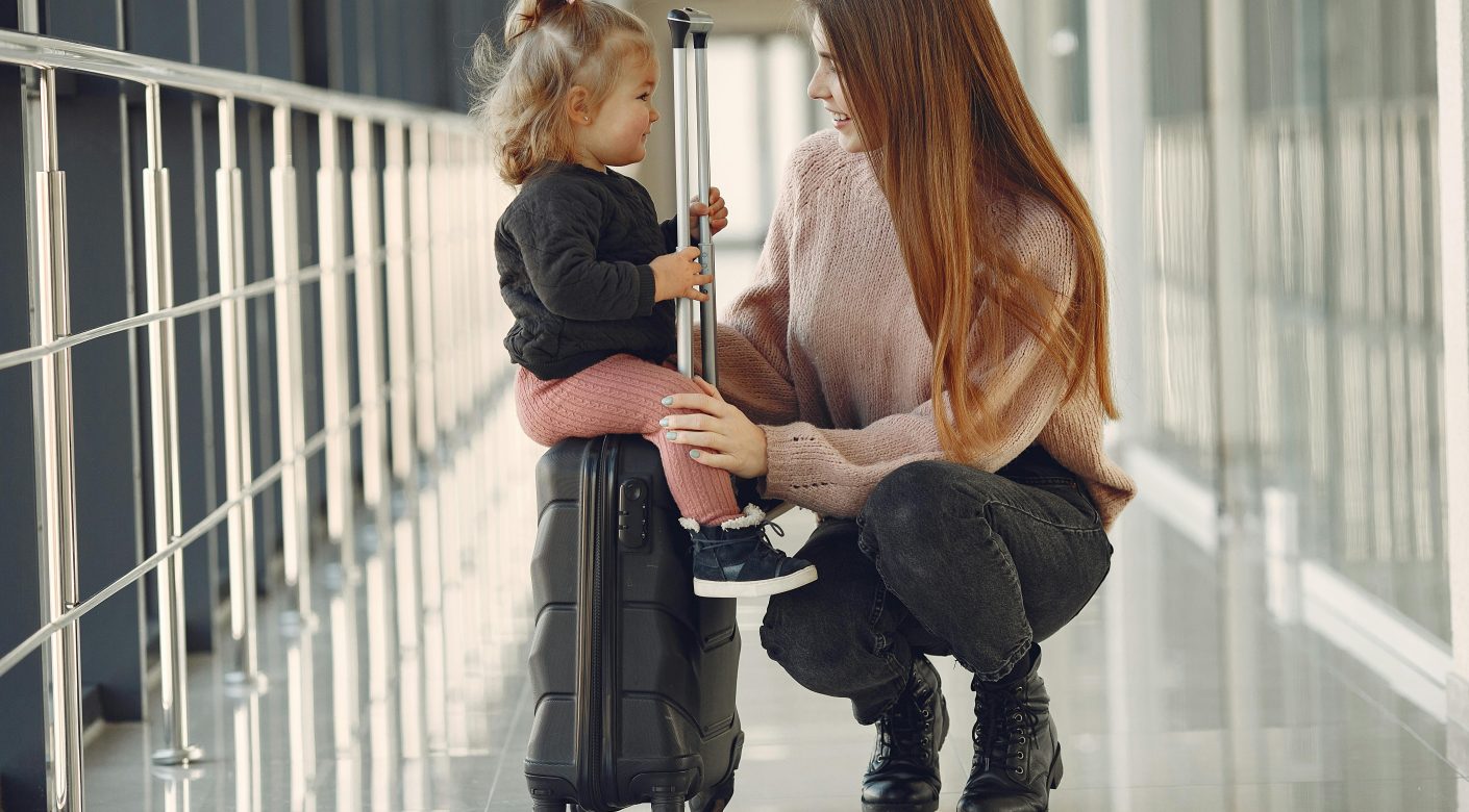 na zdjeciu mama z dzieckiem na lotnisku, zaraz po tym jak dostala zgode sadu na powrot z dzieckiem do Polski na stale