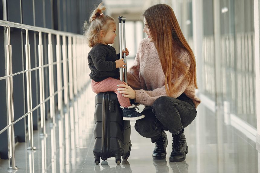 na zdjeciu mama z dzieckiem na lotnisku, zaraz po tym jak dostala zgode sadu na powrot z dzieckiem do Polski na stale