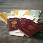 na zdjeciu polskie paszporty z biletami podrozy do polski, o co staraja sie polscy rodzice wysylajac aplikacje do sadu w UK o paszport dla dziecka bez zgody rodzica
