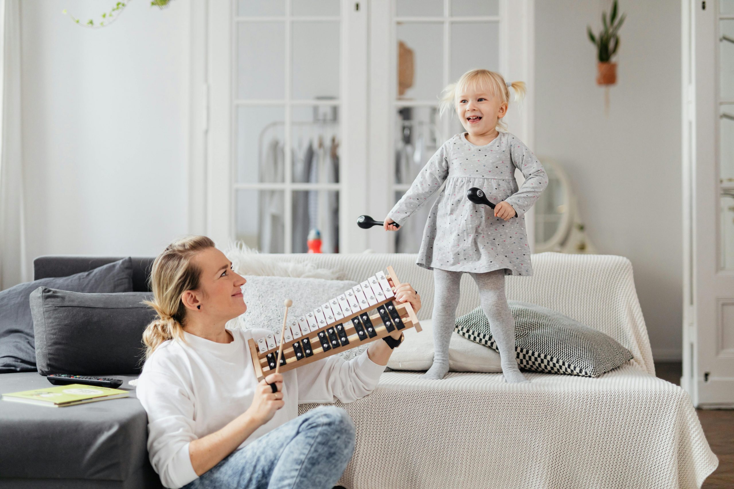  z dzieckiem w domu, spedzaja milo czas, usmiechnite sa, mama zadowolona bo ma umowe rodzicielska i child arrangement order i bezpieczenstwo