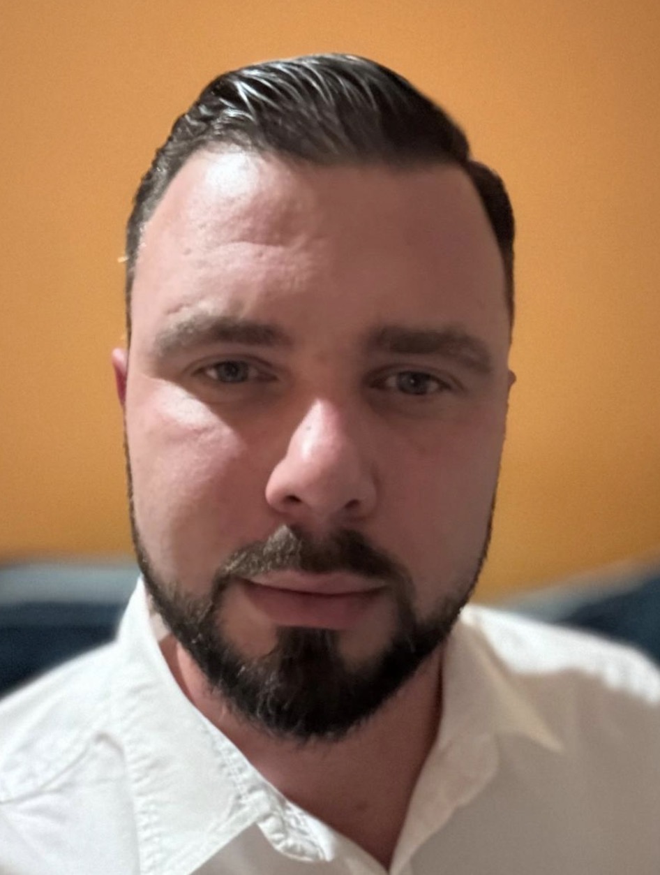 Klient zadowolony, biała koszula, czarne włosy, wąsy i broda