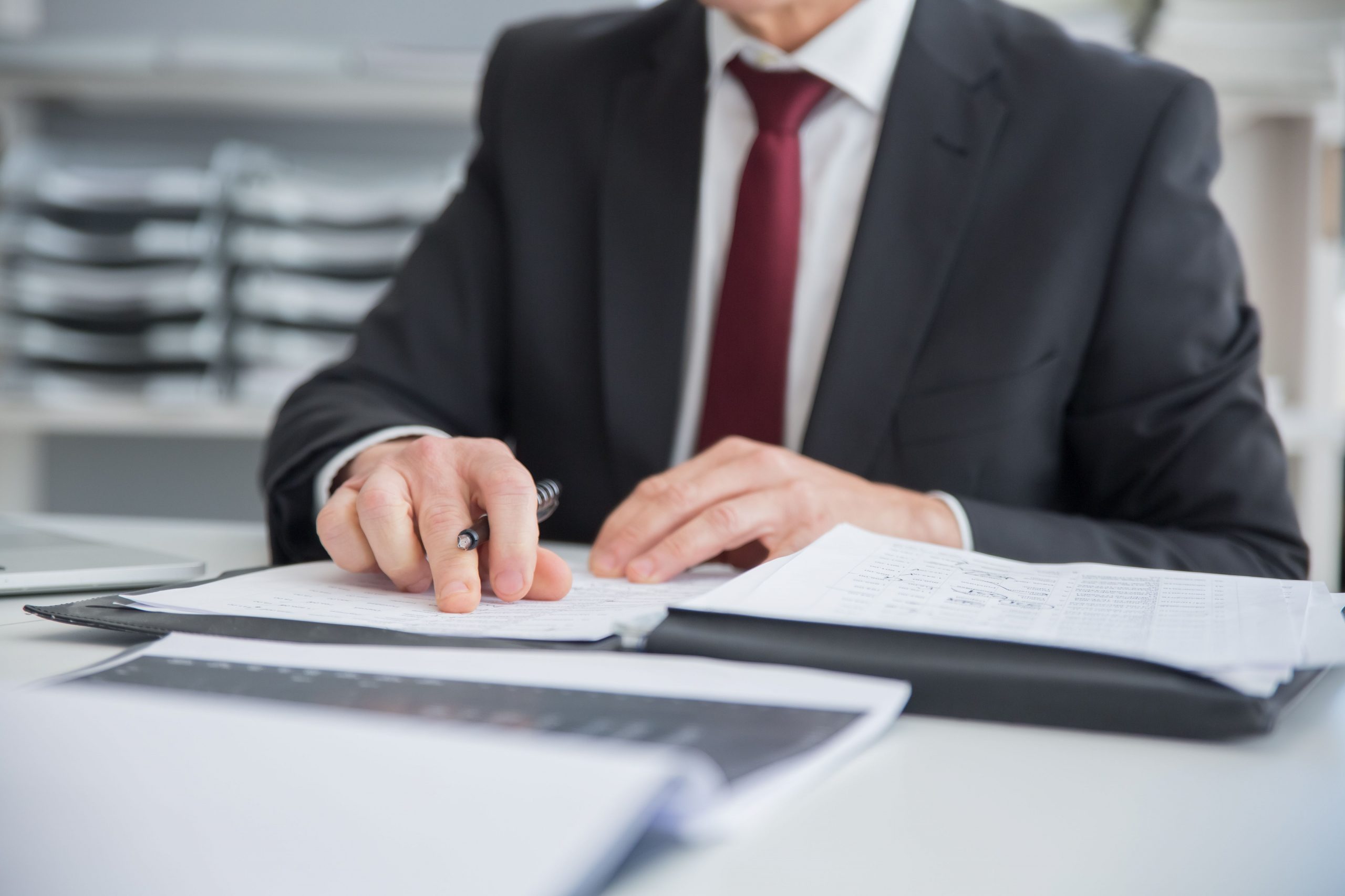 pracownik banku rozwaza aplikacje o transfer mortgage w czasie rozwodu