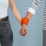 Dwie ososby para zwiazani na sile co symbolizuje przemoc w zwiazku coercive control