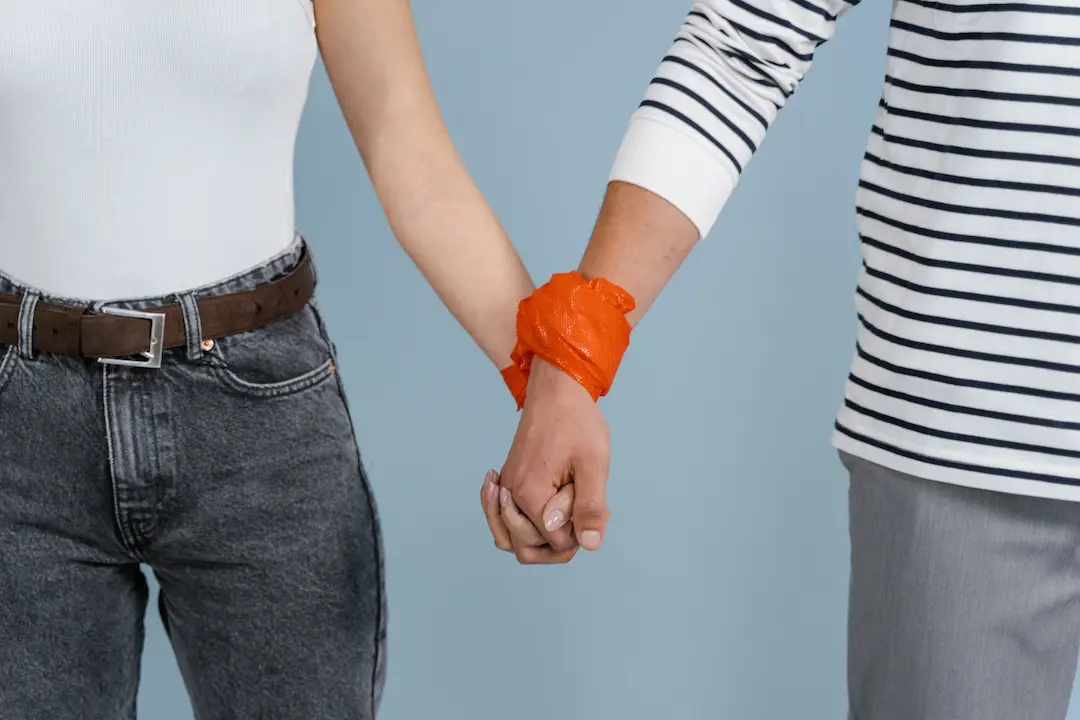 Dwie ososby para zwiazani na sile co symbolizuje przemoc w zwiazku coercive control