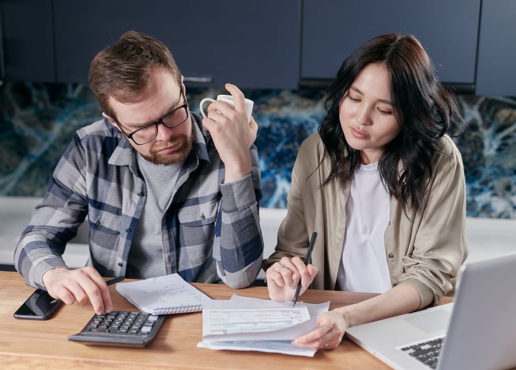 Ugrzężnieci w małżeństwie w UK przez kredyt na dom. Gdy wspólny mortgage w UK staje się więzieniem. lęk pary która sprawdza rachunki kredytowe przed rozwodem bo wspólny kredyt na dom