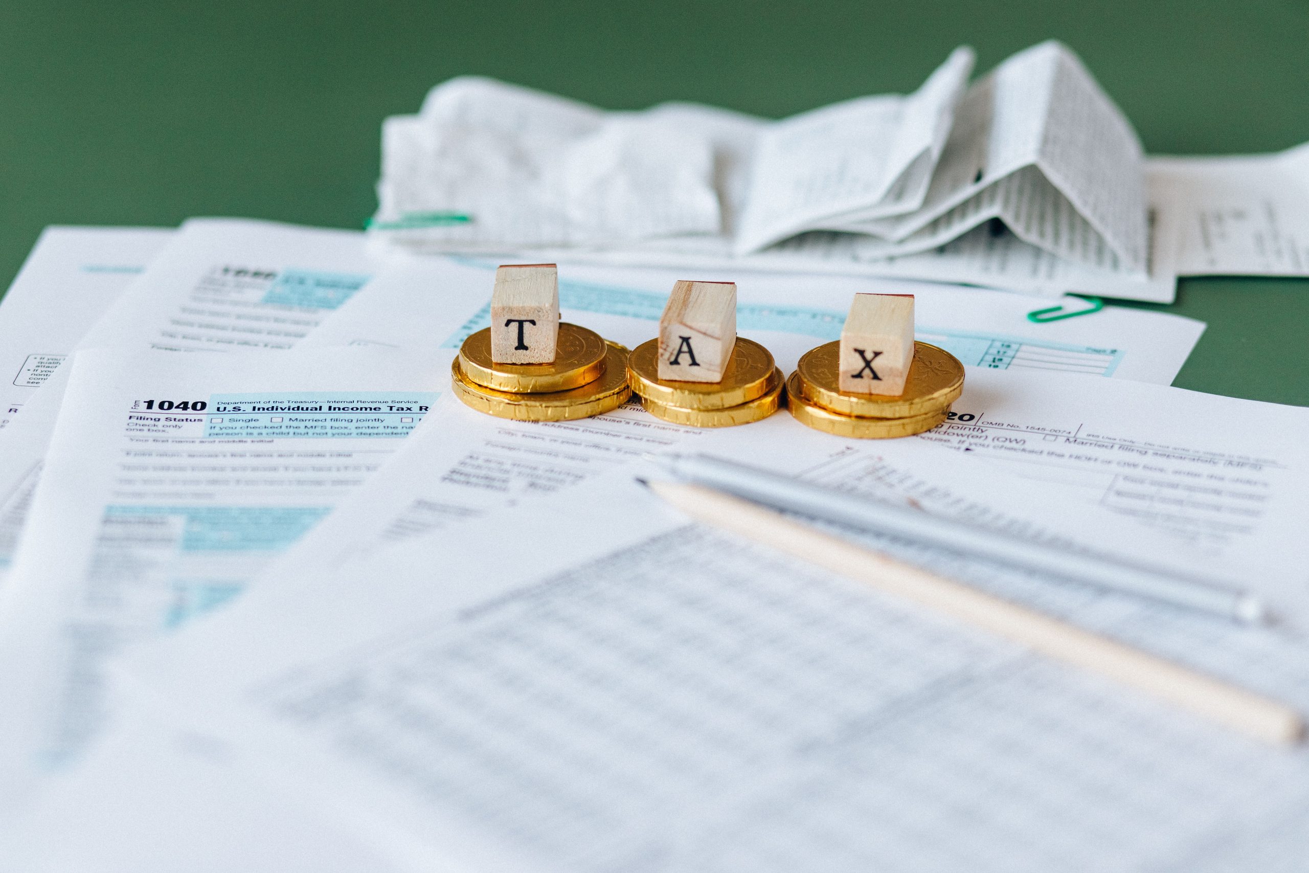 Sprzedaż domu po rozwodzie w Anglii a podatki. Jak uniknąć Capital Gains Tax i nie stracić majątku? zdjęcie pokzuje dokuemnty do podatku i nawiazuje do oplaty podatku w czasie sprzedzy domu po rozwodzie w UK