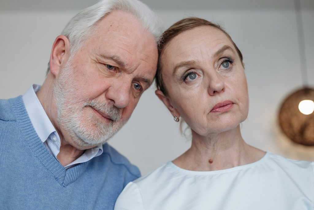 Rozwód po 50-tce w UK. Fala „dojrzałych rozwodów” dopada Polaków na Wyspach. para rozwodząca się w UK po 50 roku życia, tzw grey divorce trend.