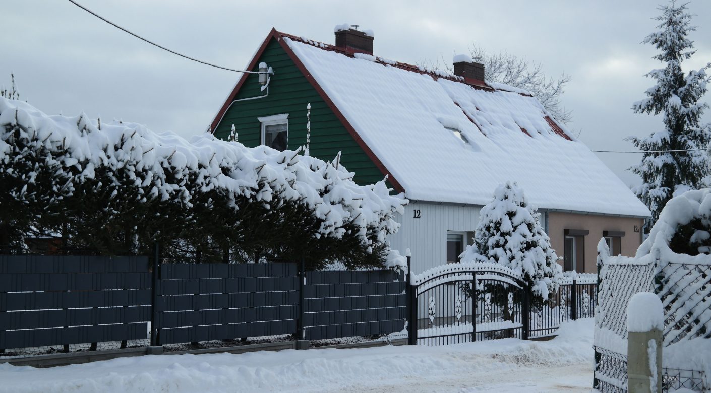 Czy dom w Polsce podlega podziałowi w czasie rozwodu – Poradnik dla Polaków w UK. Obrazek pokazuje dom w Polsce który jest tematem artykułu - Czy dom w Polsce podlega podziałowi w czasie rozwodu w UK