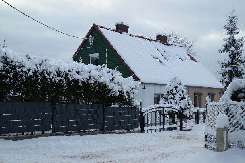 Czy dom w Polsce podlega podziałowi w czasie rozwodu – Poradnik dla Polaków w UK. Obrazek pokazuje dom w Polsce który jest tematem artykułu - Czy dom w Polsce podlega podziałowi w czasie rozwodu w UK