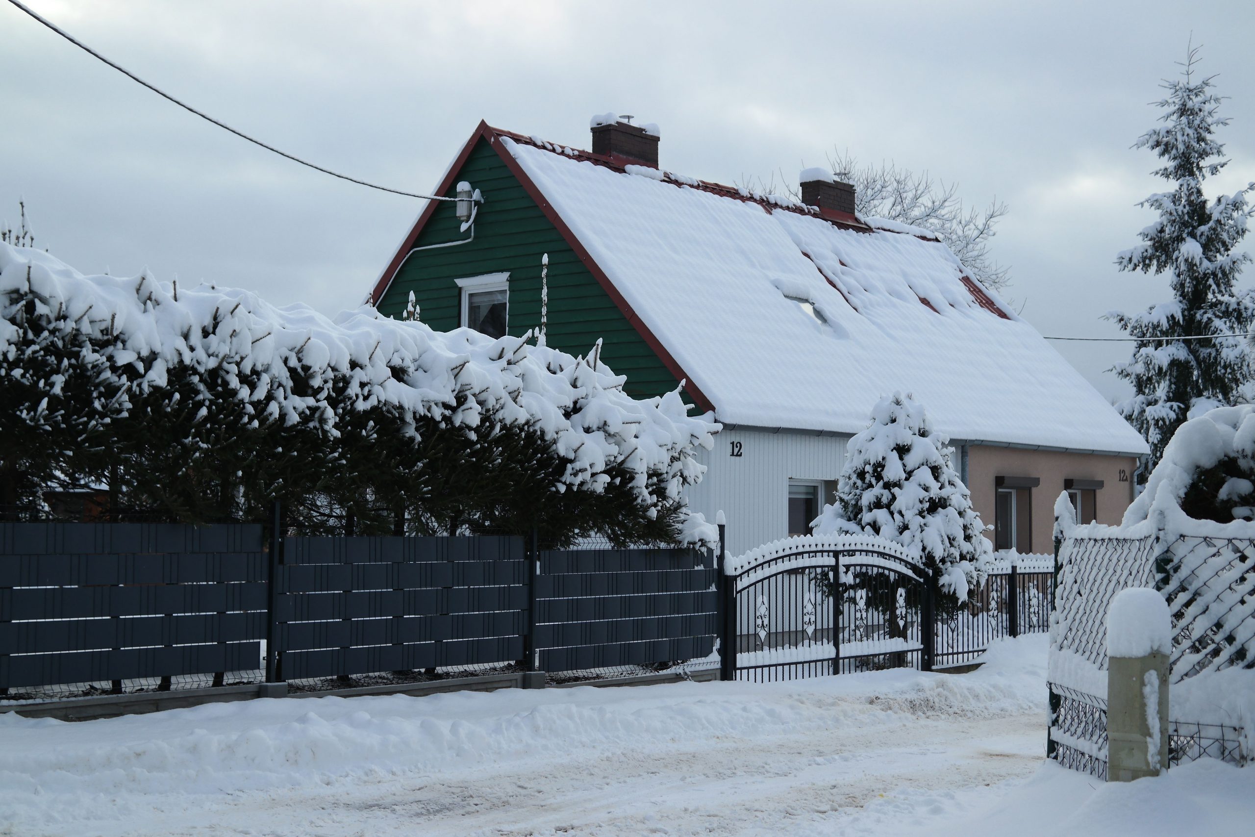 Czy dom w Polsce podlega podziałowi w czasie rozwodu – Poradnik dla Polaków w UK. Obrazek pokazuje dom w Polsce który jest tematem artykułu - Czy dom w Polsce podlega podziałowi w czasie rozwodu w UK