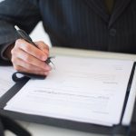 małżonek skłąda pozew o rozwó w Polsce chociaż dom jest w UK