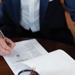 W Anglii i Walii majątek nabyty przed ślubem często może zostać wyłączony z podziału, jednak ostateczne rozstrzygnięcie zależy od indywidualnych okoliczności sprawy.