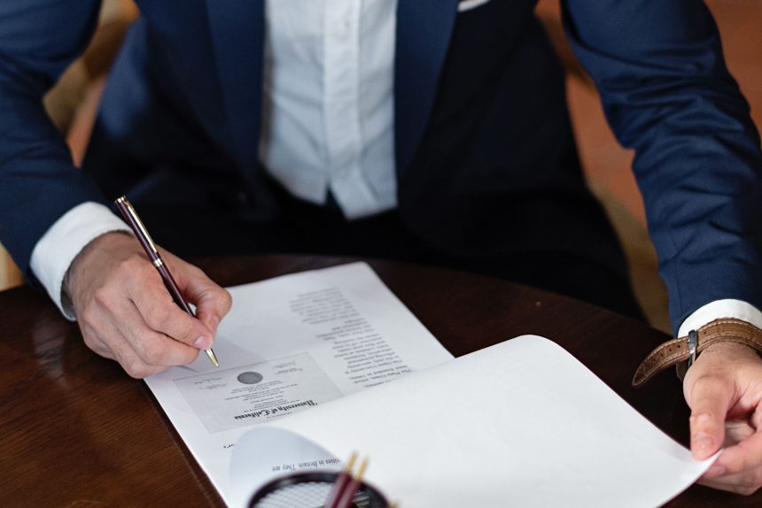 W Anglii i Walii majątek nabyty przed ślubem często może zostać wyłączony z podziału, jednak ostateczne rozstrzygnięcie zależy od indywidualnych okoliczności sprawy.