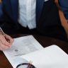 W Anglii i Walii majątek nabyty przed ślubem często może zostać wyłączony z podziału, jednak ostateczne rozstrzygnięcie zależy od indywidualnych okoliczności sprawy.